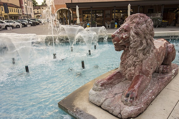 Lion sculpture images and fountains