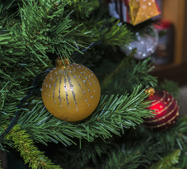 red_and_gold_christmas_tree_baubles.JPG